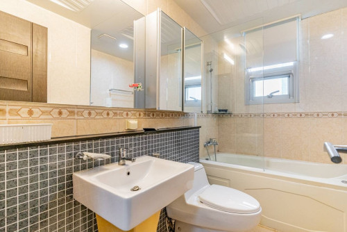 Spacious 3 Bedrooms Condo for RENT in DE Castle BKK1 with Gym and Pool