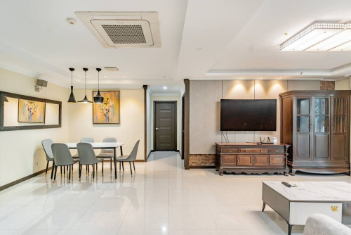 Spacious 3 Bedrooms Condo for RENT in DE Castle BKK1 with Gym and Pool