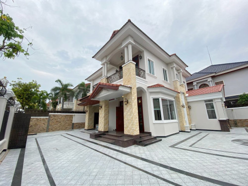 Spacious Villa for Rent in Borey Bassac Garden