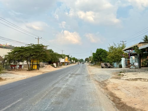 ដីជួលនៅលើផ្លូវធំ ជិតភ្នំបាសិត ធនាគារ និងរីស្សត