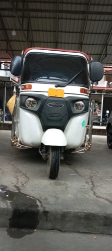 ខ្ញីបាទចង់លុក កង់បីមួយ