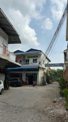 ផ្ទះលក់ក្បែរស្តុបកាំកូសុីតធី ផ្ទះកែងចំណតឡានទូលាយ