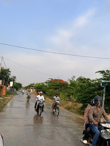 លក់បន្ទាន់ ចរចារបាន នៅក្លោងទ្វារចូលវត្តចំប៉ាចារ ផ្លូវជាតិលេខ3