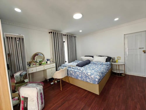 ផ្ទះលំហែ 40*30 មានរបងស្រាប់នៅលើផ្លូវវិមានឈ្នះៗ