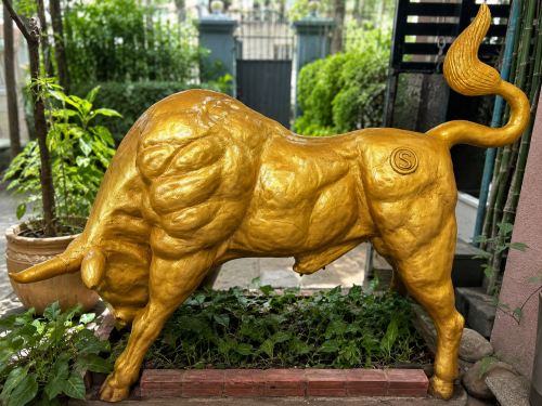 គោមាស – និមិត្តសញ្ញានៃទ្រព្យសម្បត្តិ និងជោគជ័យ / Golden Bull – Symbol of Wealth & Success