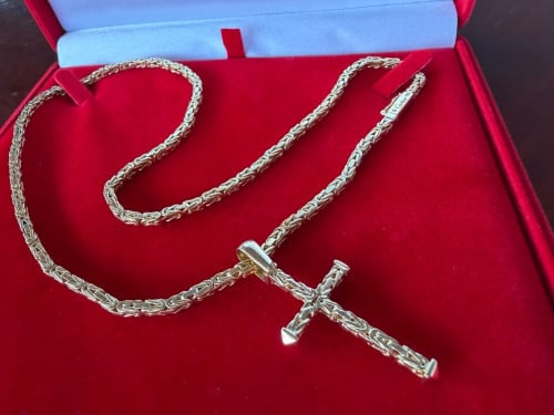 18 karat gold chain with a cross / 750 gold fineness