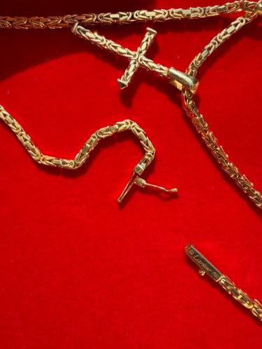 18 karat gold chain with a cross / 750 gold fineness