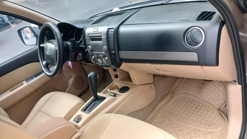 Ford  EVEREST  2013