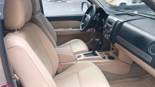 Ford  EVEREST  2013