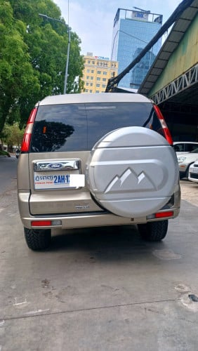 Ford  EVEREST  2013