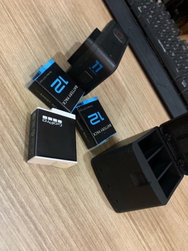 GoPro hero 11 , 3 battery , charging box