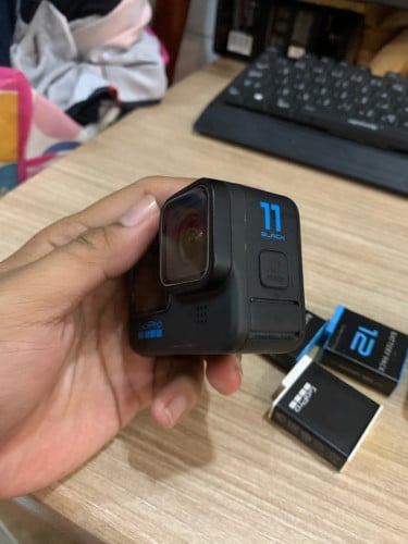GoPro hero 11 , 3 battery , charging box