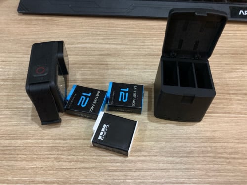 GoPro hero 11 , 3 battery , charging box