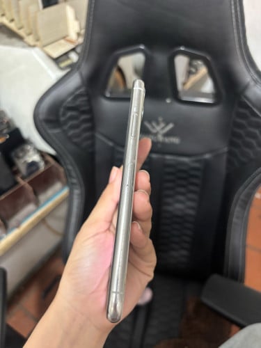 iPhone 11 Promax 256G សានុំសុីន បែកខ្នងតិច នៅដំណេីរការធម្មតាទាំងអស់ ថ្មនៅ 70%