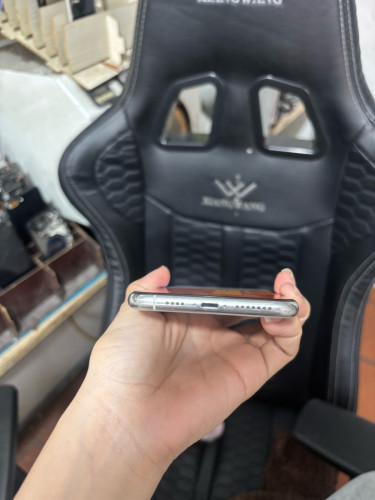 iPhone 11 Promax 256G សានុំសុីន បែកខ្នងតិច នៅដំណេីរការធម្មតាទាំងអស់ ថ្មនៅ 70%
