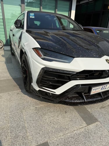 LAMBORGHINI URUS 2019