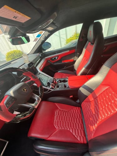 LAMBORGHINI URUS 2019