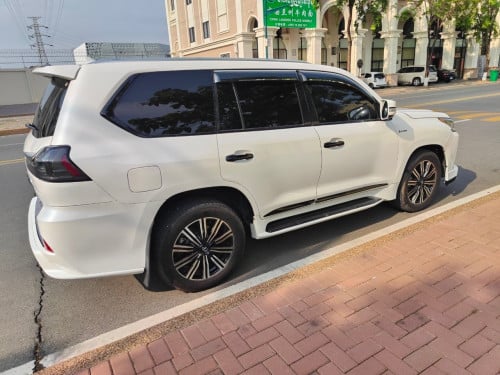LX 570  updated 2021 Kuro