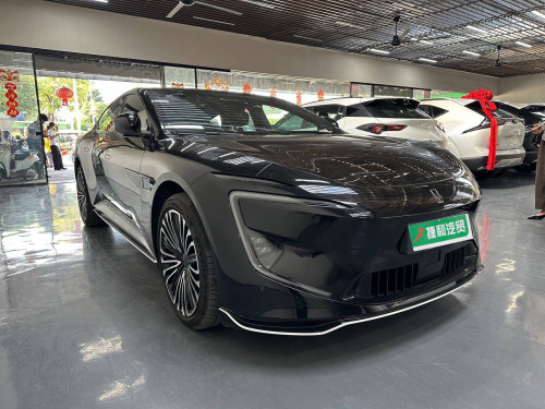 The Avita 12 has a pure electric range of 700km and is practically brand new with only 6000km