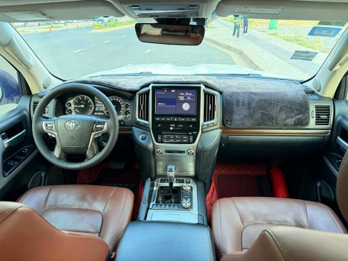 TOYOTA Land Cruiser ឆ្នាំ2020 V8 សាំង ម្ចាស់ដើមធានាឡានស្អាត អត់បុក អត់ប៉ះ ទឹកថ្នាំហ្ស៊ីន1ជុំ