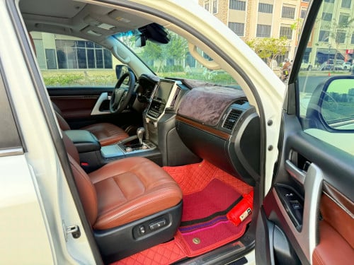 TOYOTA Land Cruiser ឆ្នាំ2020 V8 សាំង ម្ចាស់ដើមធានាឡានស្អាត អត់បុក អត់ប៉ះ ទឹកថ្នាំហ្ស៊ីន1ជុំ