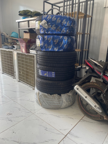 សំបកកង់ថ្មីស្រឡាង មិនថ្លៃទេ។