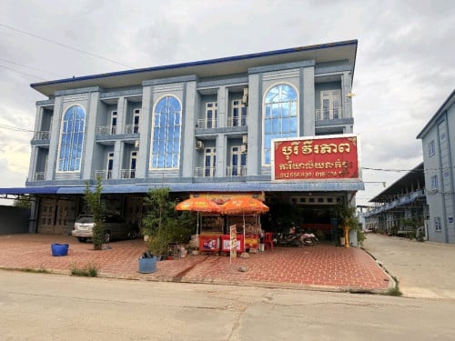 ផ្ទះជាប់ជាមួយផ្លូវរដ្ធ