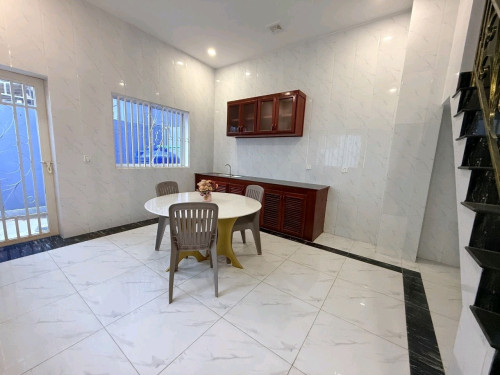 ផ្ទះជាប់ជាមួយផ្លូវរដ្ធ