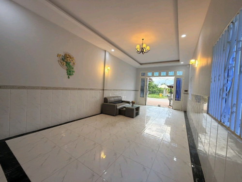 ផ្ទះជាប់ជាមួយផ្លូវរដ្ធ
