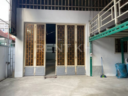 ឃ្លាំងសំរាប់ជួលនៅចំរើនផល