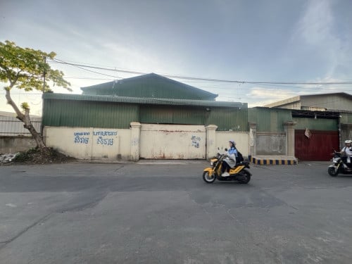 ឃ្លាំសម្រាប់លក់នៅស្ទឹងមានជ័យ