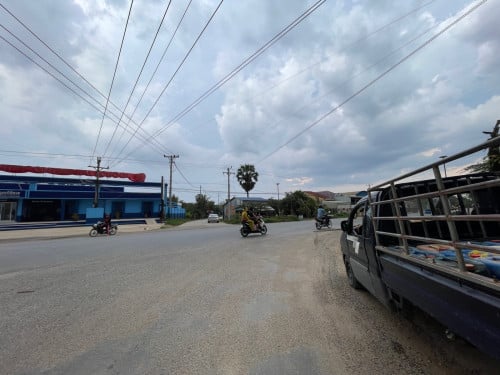 ដីជាប់ផ្លូវធ