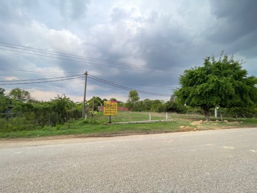ដីជាប់ផ្លូវធ