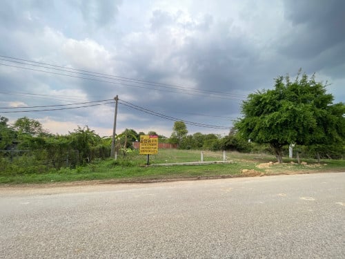 ដីជាប់ផ្លូវធ