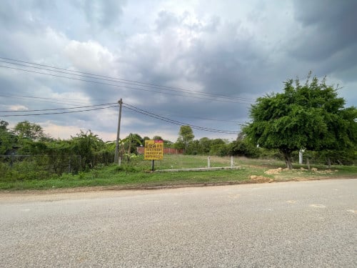 ដីជាប់ផ្លូវធ