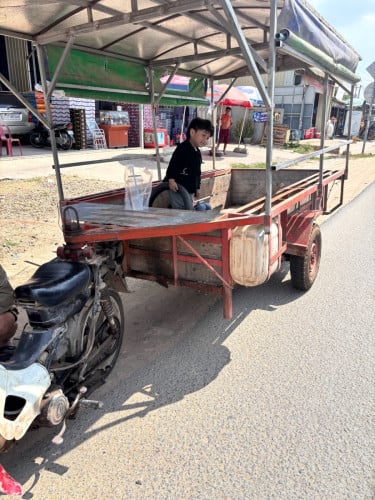 លក់រម៉កកង់បីលក់ទាំងម៉ូតូនិងរម៉កកង់បីមានតំបូលស្រាប់កាលទិញ1200$ឥលូវលក់បន្ទាន់ត្រឹមតែ400$