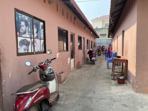 ដីកណ្តាលក្រុងតាខ្មៅ25*25 មានបន្ទប់ជួល11បន្ទប់ លក់ក្រោមហាងឆេង