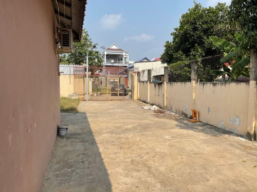 ដីកណ្តាលក្រុងតាខ្មៅ25*25 មានបន្ទប់ជួល11បន្ទប់ លក់ក្រោមហាងឆេង