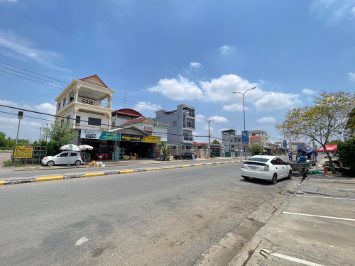 ដីលក់ជាប់ផ្លូវជាតិលេខ5ខាងកើតលោកតាដំបងក្រញ៉ូង