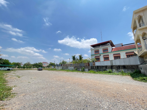 ដីលក់ជាប់ផ្លូវជាតិលេខ5ខាងកើតលោកតាដំបងក្រញ៉ូង
