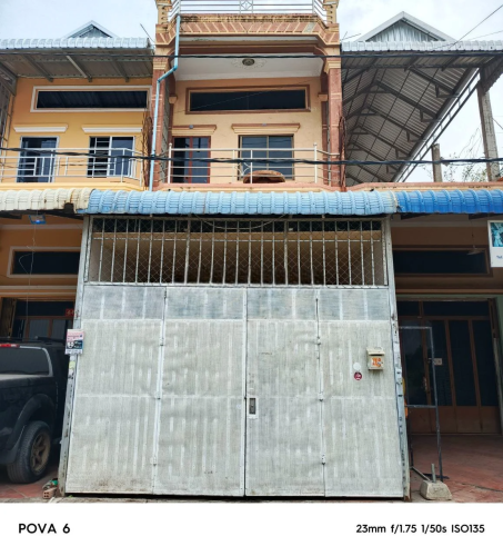 ផ្ទះជួល នៅផ្លុវ ង70 ម្តុំបន្ទាយទាហាន ហួសស្ពានអាកាសចោមចៅបន្តិច តម្លៃ 200$ មានម៉ាស៊ីនត្រជាក់៖ 2 គ្រឿង