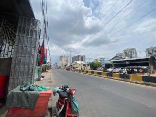 ផ្ទះលក់ (8x31m) 255m2 នៅជាប់ផ្លូវធំ ផ្លូវម៉ុងរិទ្ធី អាចបើកអាជីវកម្មបាន នៅសល់ចំហៀងផ្ទះ អាចចតម៉ូតូបាន