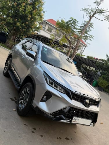 ឡានថ្មីខ្លាំង ៣០០០០ ជាង គីឡូ Fortuner Legender Premium Silver Metallic Top Option