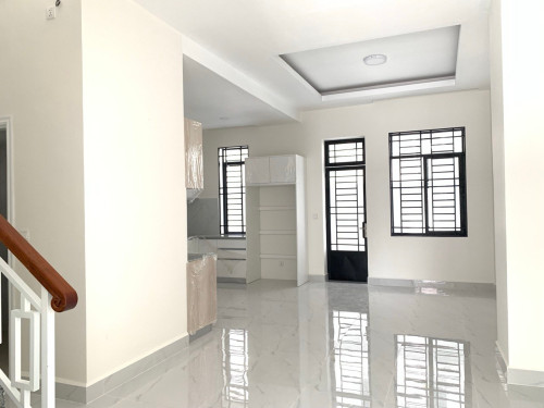 🏠 វីឡាភ្លោះថ្មីសម្រាប់លក់ (ទល់មុខសួន) ក្នុងបុរីភូមិសាគូរ៉ា