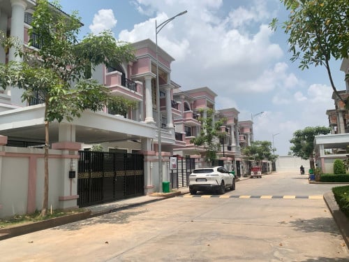 🏠 វីឡាភ្លោះថ្មីសម្រាប់លក់ (ទល់មុខសួន) ក្នុងបុរីភូមិសាគូរ៉ា