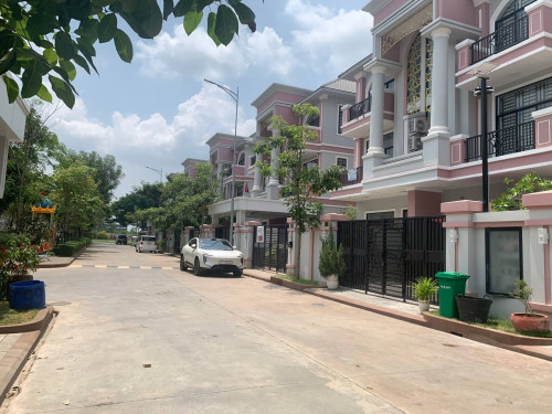 🏠 វីឡាភ្លោះថ្មីសម្រាប់លក់ (ទល់មុខសួន) ក្នុងបុរីភូមិសាគូរ៉ា