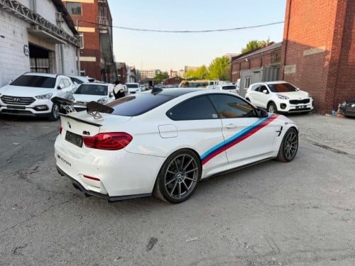 BMW M4 2015 មានគ្រឿងលេងស្រាប់