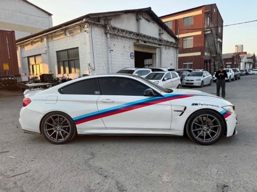BMW M4 2015 មានគ្រឿងលេងស្រាប់