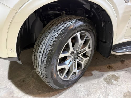 Ford Everest Titanium ស៊េរីឆ្នាំ 2023 ប្រេី 44,000km