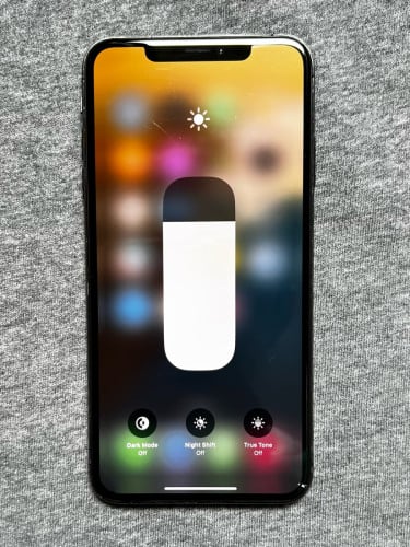 iPhone XS Max អេក្រង់ហ្សុីន​ ថ្ម​ 100% ដូរលេីសអំពែរ​កាន់ខ្លាំង​ អត់ស្គេន